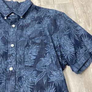 Men’s medium brand new shirt sleeve button down